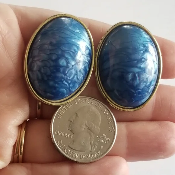 Vintage earrings chunky clip on oval egg shaped wavy pearlized blue gold tone - Picture 3 of 14
